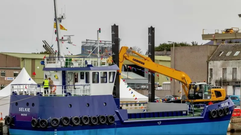 The MV Selkie complete with Liebherr 936