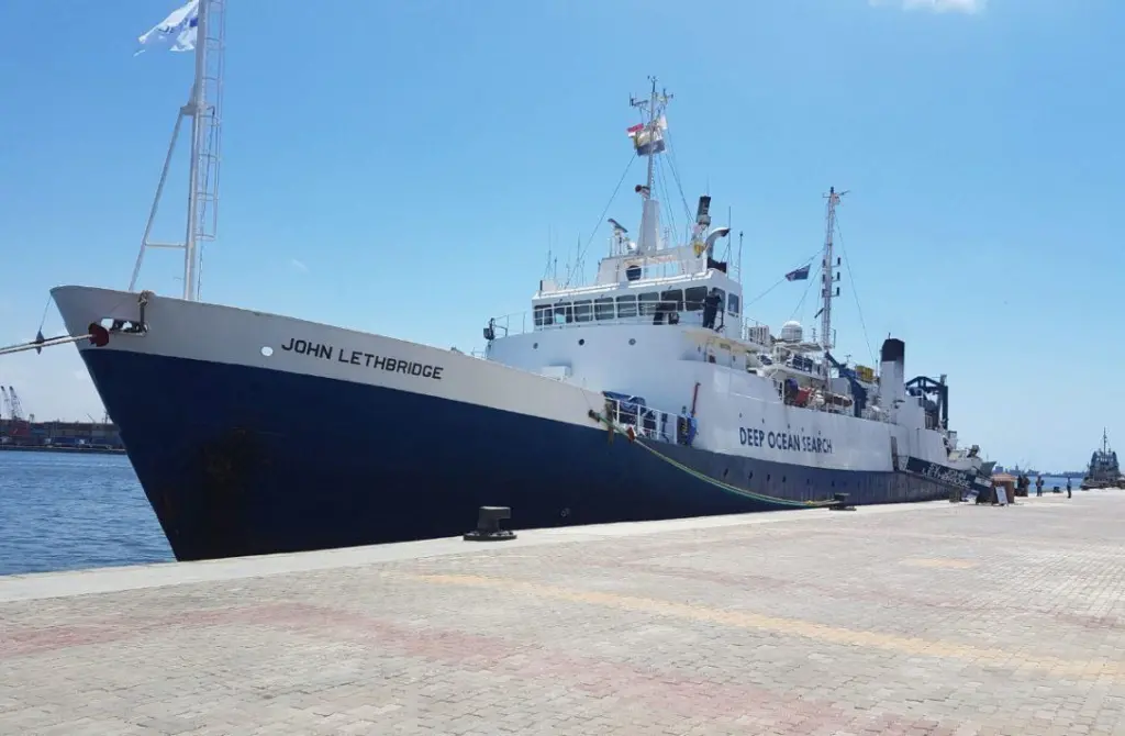 DOS's survey vessel 'John Lethbridge' part of the recovery fleet (F.Bassemayousse-AFP-Getty Images)