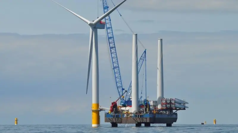 Crew on vessels sailing to offshore installations, for example, outside the 12 miles zone do not need UK work permits