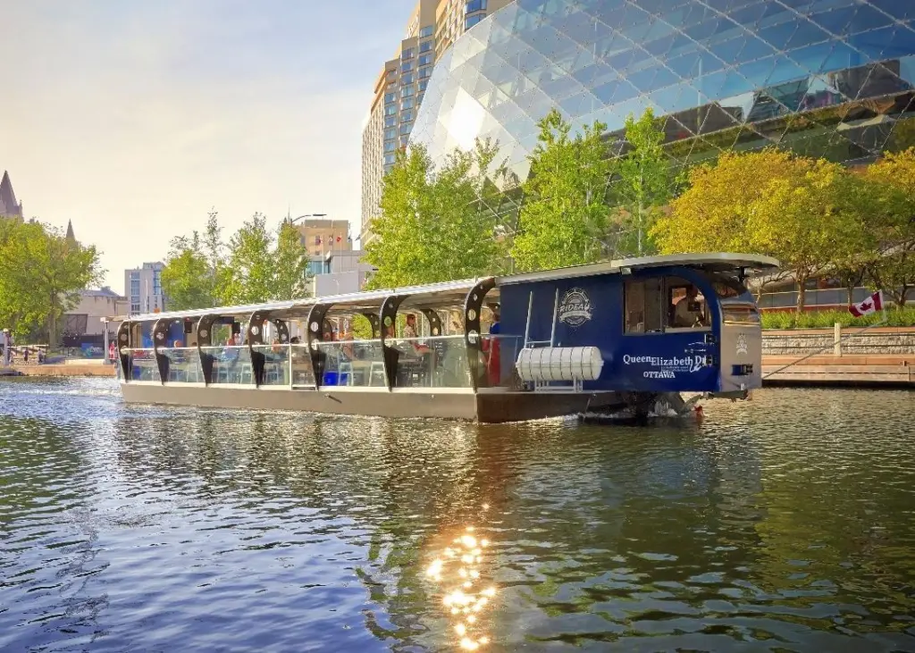 The Ottawa tour boat is a double-ender with a Torqeedo Deep Blue 80 at each end