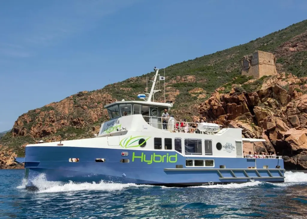In electric mode it has a maximum speed of 8 knots