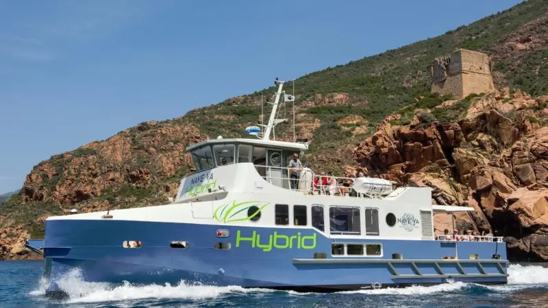 In electric mode it has a maximum speed of 8 knots