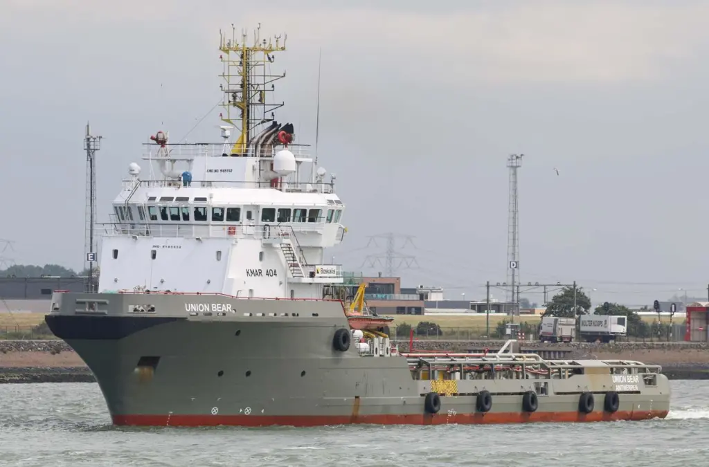 The anchor-handler 'Union Bear' was one of two Smit tugs which eventually refloated the rig (Peter Barker)