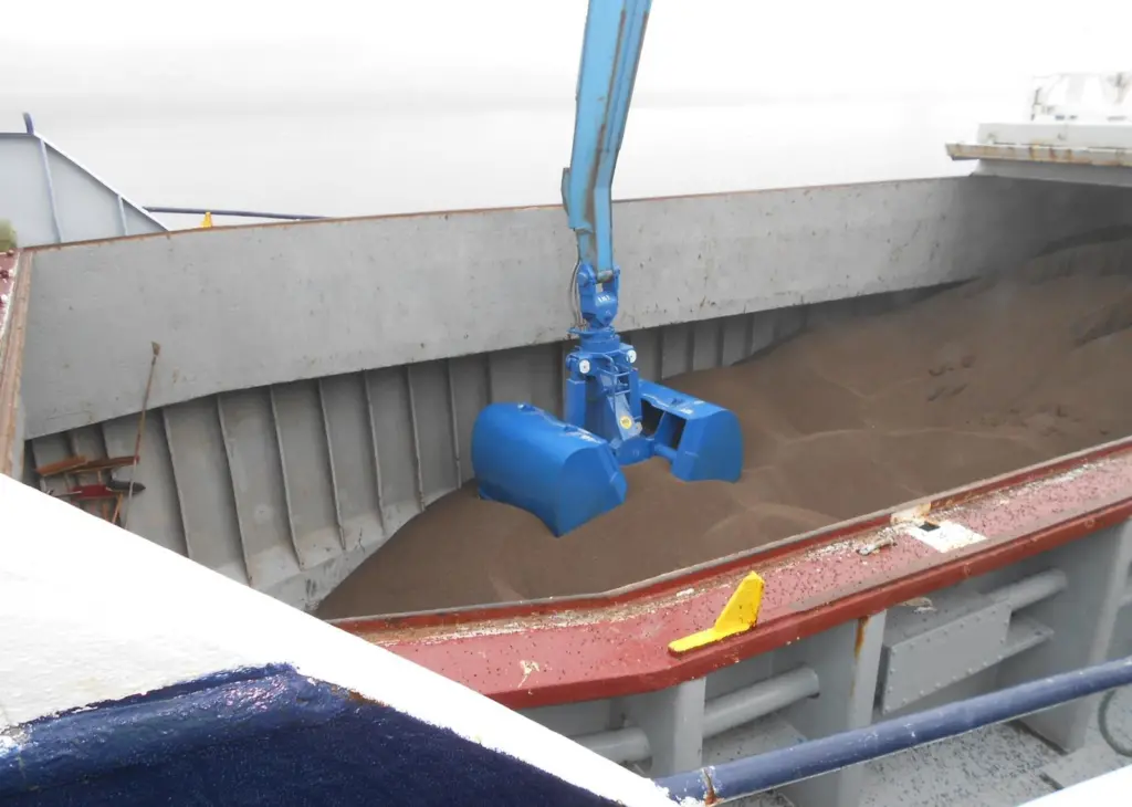 The MRS grab in operation at the Port of King’s Lynn