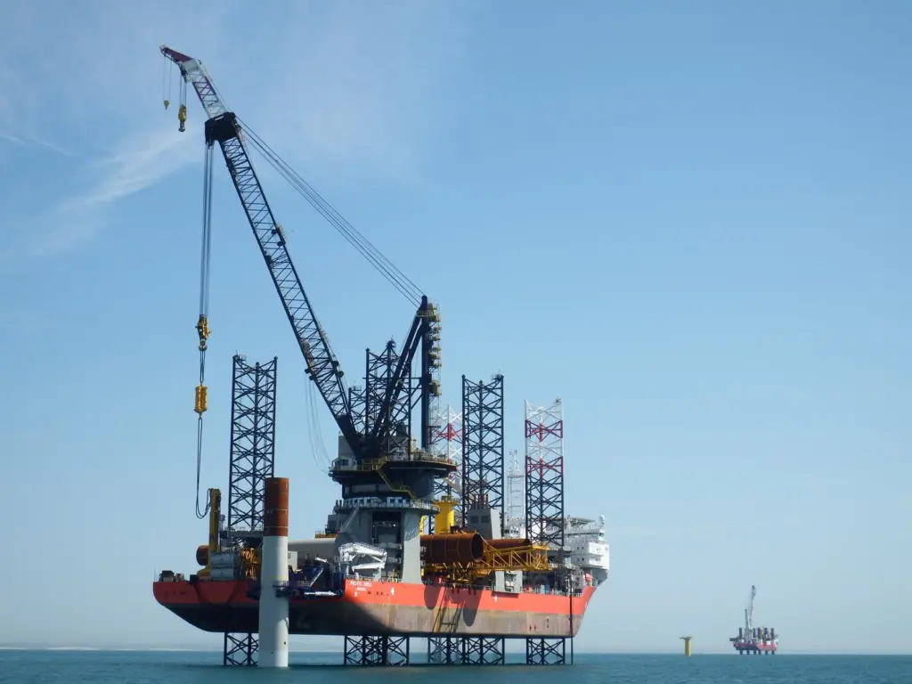 ‘Pacific Orca’ operating the Cranemaster. Photo: Marine Traffic © IG