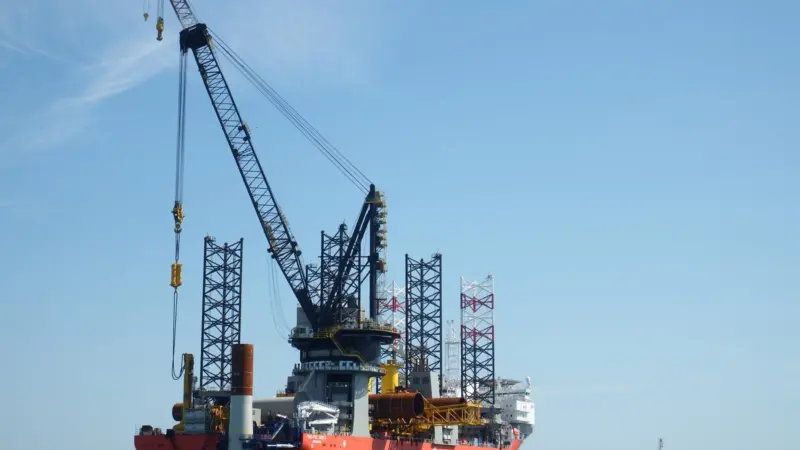‘Pacific Orca’ operating the Cranemaster. Photo: Marine Traffic © IG