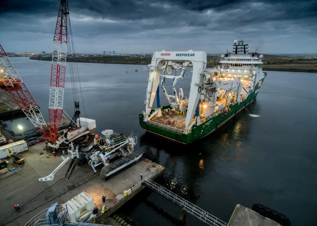 T3200 and Havila Phoenix on the River Tees