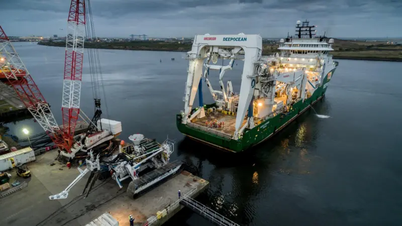 T3200 and Havila Phoenix on the River Tees