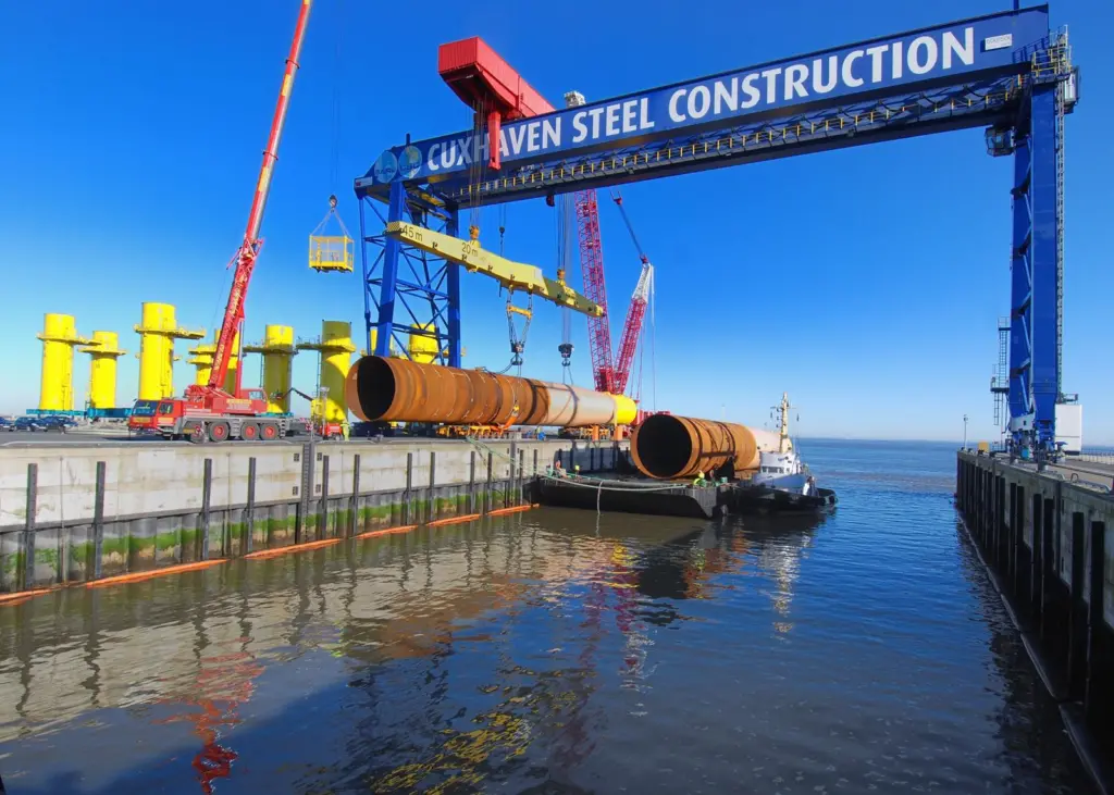 Modulift spreader combines with a 45m-long beam attached to a gantry crane Photo: Cuxport GmbH