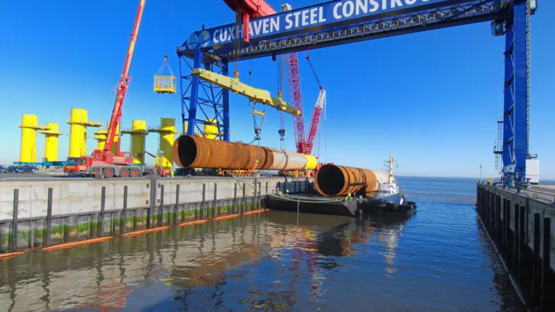 Modulift spreader combines with a 45m-long beam attached to a gantry crane Photo: Cuxport GmbH
