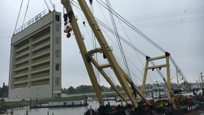 Lock gates installed in Emden