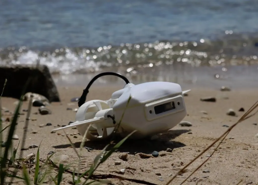 The Fathom One is connected via an umbilical wire that transmits all the control instructions and also allows both still and video pictures to be returned to the surface