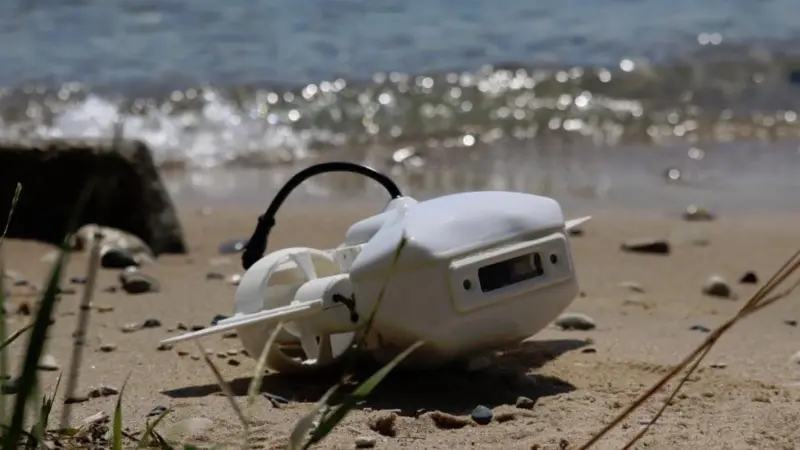 The Fathom One is connected via an umbilical wire that transmits all the control instructions and also allows both still and video pictures to be returned to the surface