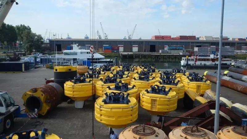The four point mooring system with eye/bollard combination allows for a quick release operation