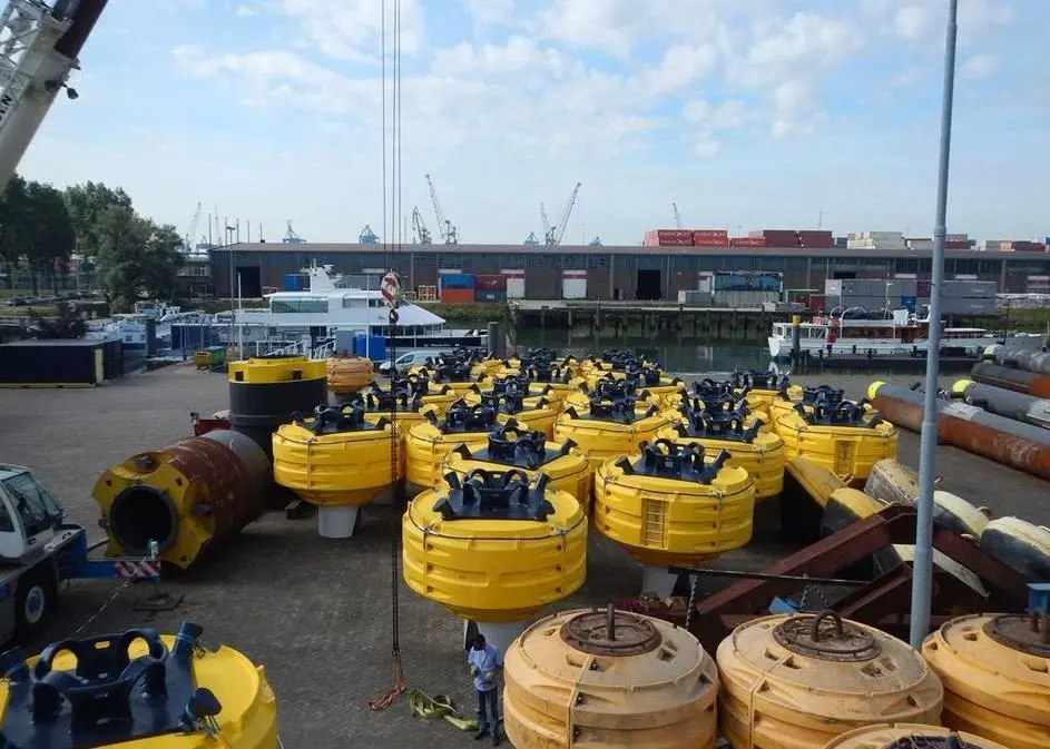The four point mooring system with eye/bollard combination allows for a quick release operation