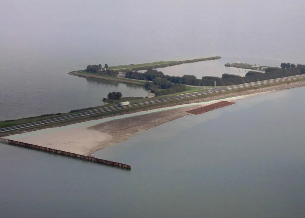 Experimental work has been carried out on sections of Houtrib dyke