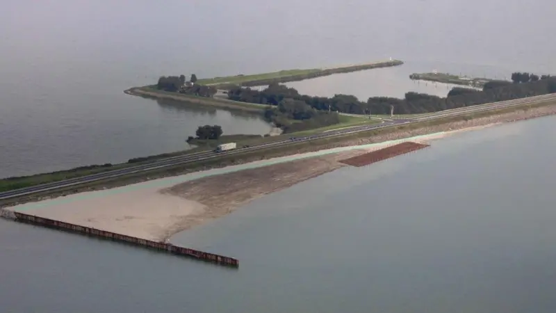 Experimental work has been carried out on sections of Houtrib dyke
