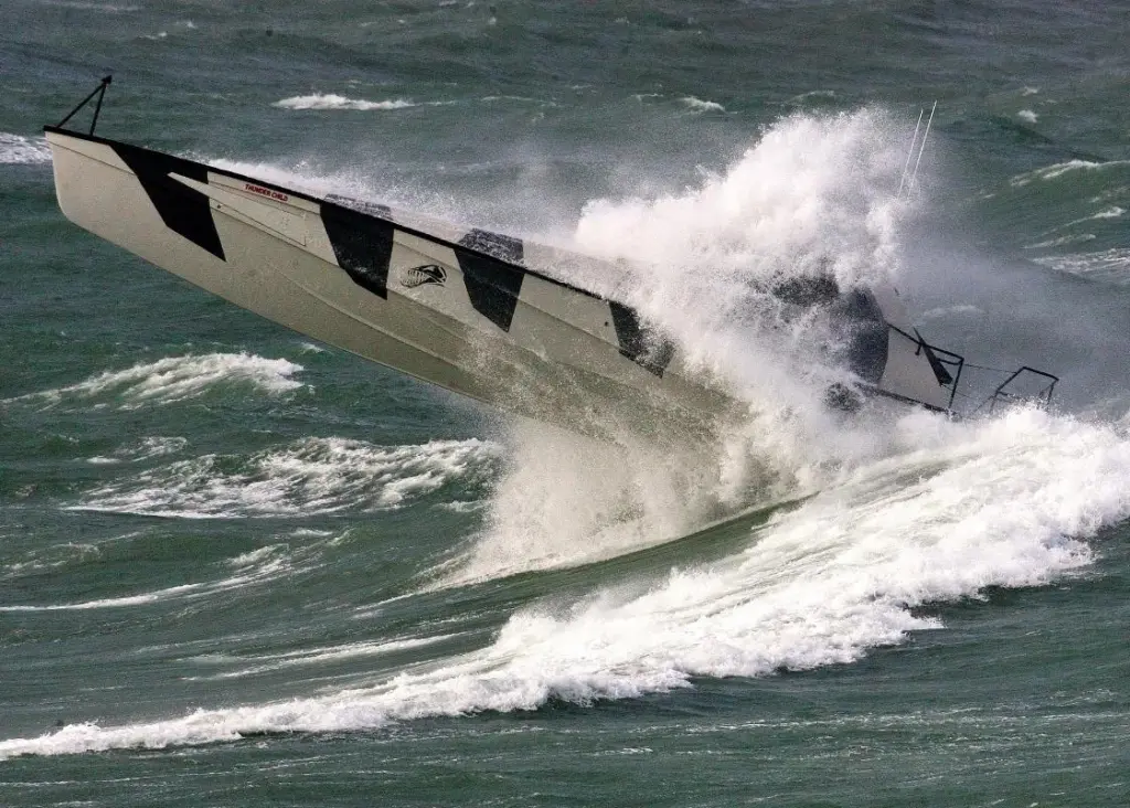 XSV has an innovative and unique hull form that allows it to operate in two distinct modes, fully planing and wavepiercing