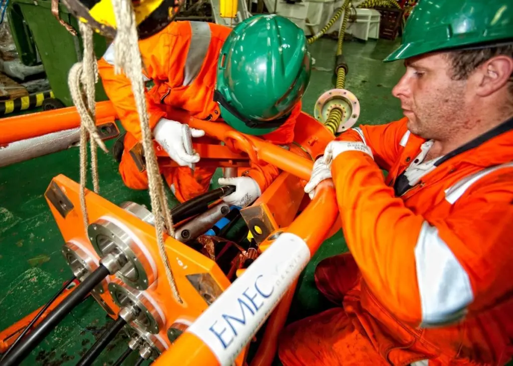 Fitting EMEC purpose built cable ends (Photo: Mike Brookes-Roper/ EMEC)