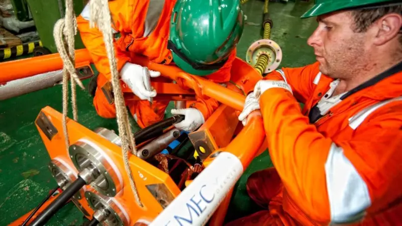 Fitting EMEC purpose built cable ends (Photo: Mike Brookes-Roper/ EMEC)