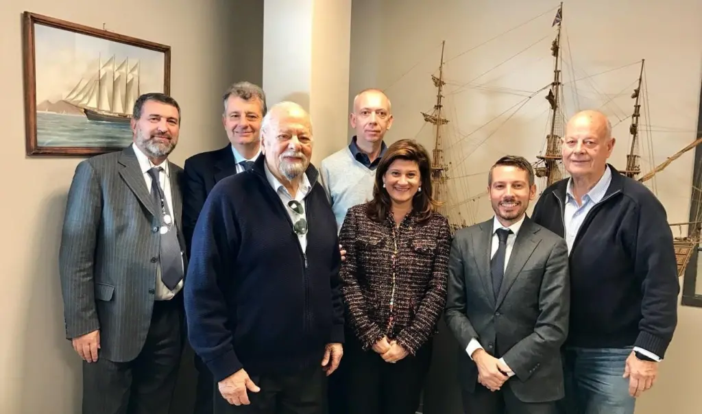 Stakeholders sign the contract for Ocean's first Damen vessel (Damen)