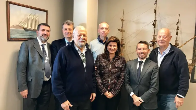 Stakeholders sign the contract for Ocean's first Damen vessel (Damen)