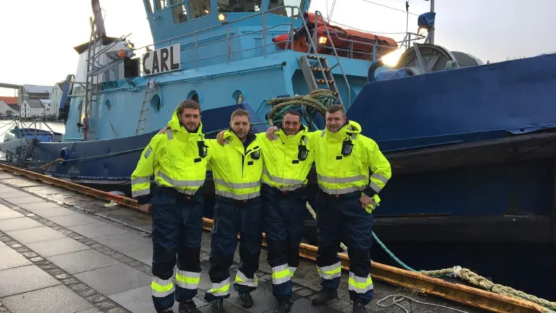 Crewmembers getting to know their new fleet addition 'Carl' (Johannsen)