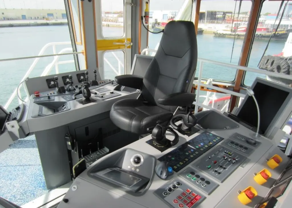 The AlphaBridge tugboat console was pre-installed and pre-wired in the workshop in Rotterdam