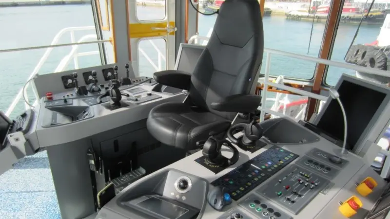The AlphaBridge tugboat console was pre-installed and pre-wired in the workshop in Rotterdam