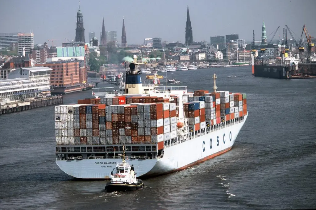 Big box ships still face uncertain future in Hamburg