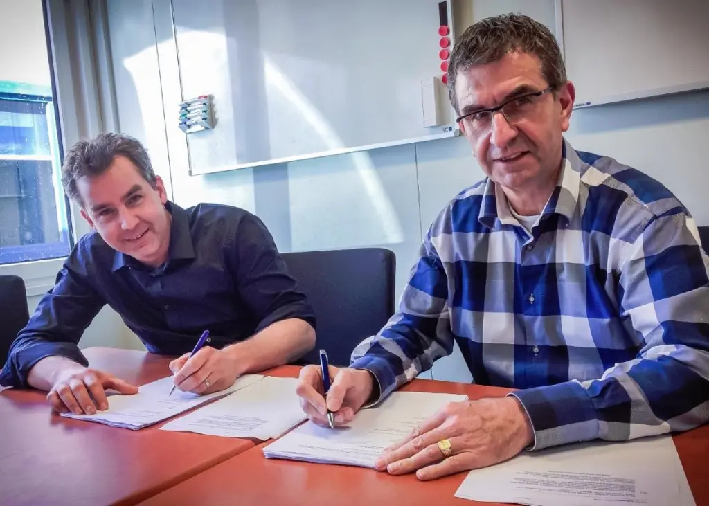 Rob de Jong (L), Van Oord and Pieter Moerland, MME Group (R). The signing session took place at Van Oord offices in Gorinchem