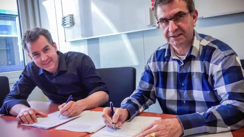 Rob de Jong (L), Van Oord and Pieter Moerland, MME Group (R). The signing session took place at Van Oord offices in Gorinchem