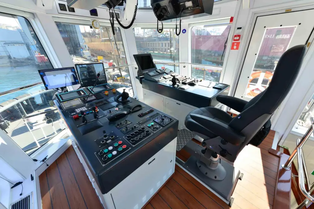 The wheelhouse is configured for towing over the bow (Sanmar)