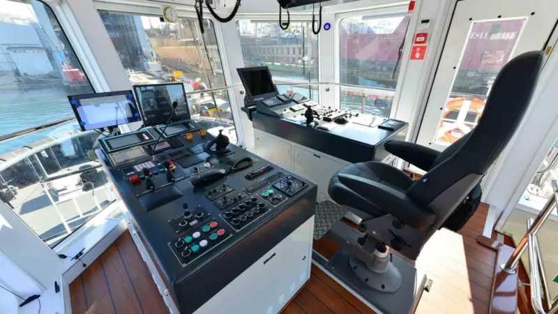 The wheelhouse is configured for towing over the bow (Sanmar)