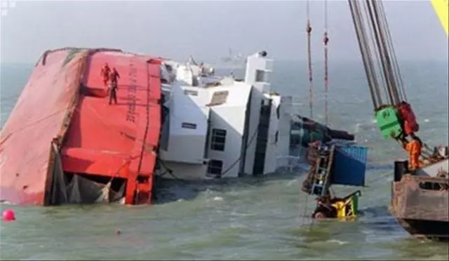 Debris including freight vehicles had to be removed from the seabed prior to righting(Shipwrecklog.com)
