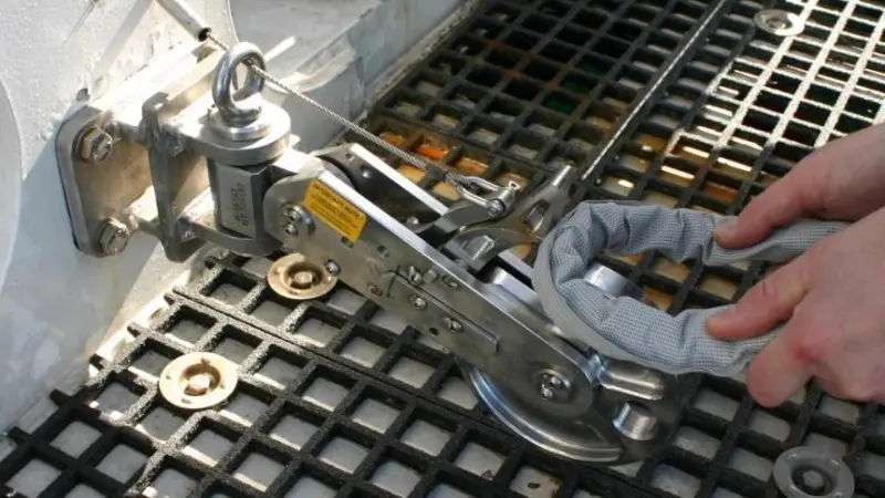 A line being clipped into the Henriksen towing hook