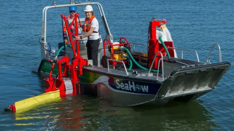 Seahow Mini Bagger oil collection system
