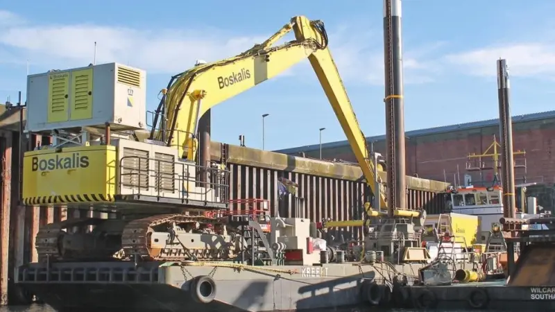 Kreeft, a self-propelled crane barge