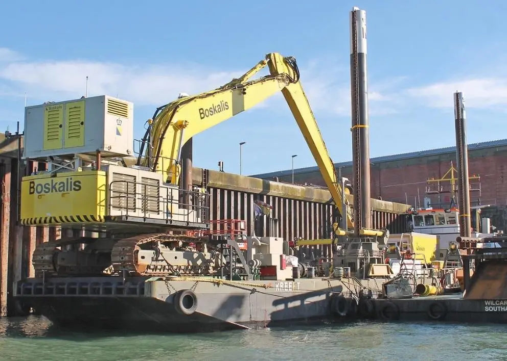 Kreeft, a self-propelled crane barge