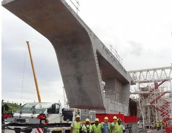 The main piers are transported over a distance of about one kilometre from the concrete plant to the port
