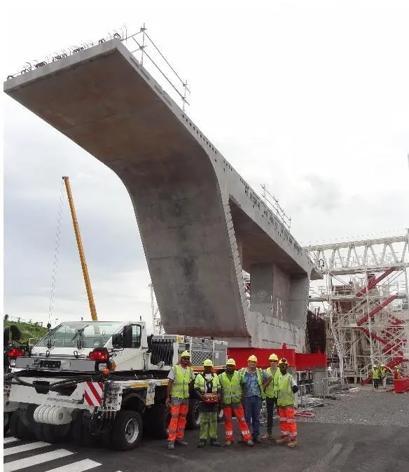 The main piers are transported over a distance of about one kilometre from the concrete plant to the port