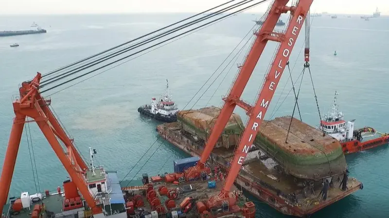 The split-hull hopper was cut in two for lifting onto a barge (Resolve Marine)