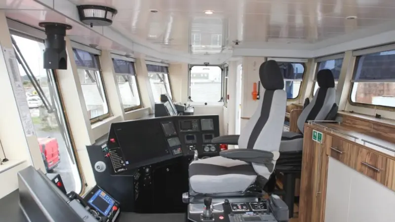 A large wheelhouse with extensive all round vision extends from vessel side to side with two wing positions
