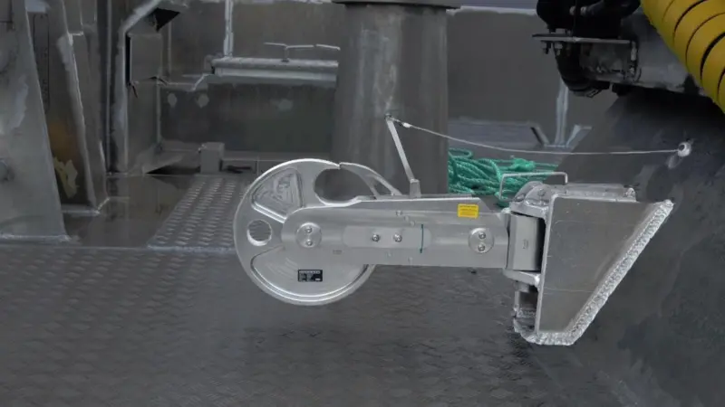 The new Henriksen towing hook provides a quick release facility that can be activated by any crew member in an emergency