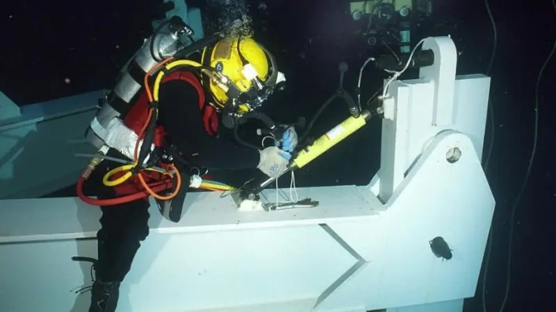 A saturation diver on a salvage operation (Photo: US Navy/ Wikipedia Commons)