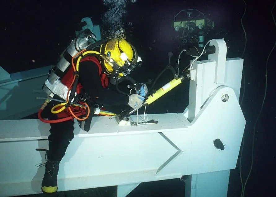 A saturation diver on a salvage operation (Photo: US Navy/ Wikipedia Commons)