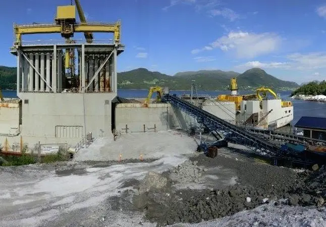 This load of 32,000 tonnes is the first of four to be loaded, transported and installed by the 'Simon Stevin'