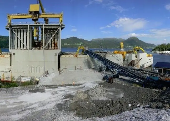 This load of 32,000 tonnes is the first of four to be loaded, transported and installed by the 'Simon Stevin'
