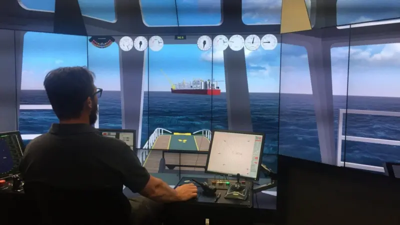 Tug master Captain Mike Johnson in the HR Wallingford simulator (HR Wallingford)