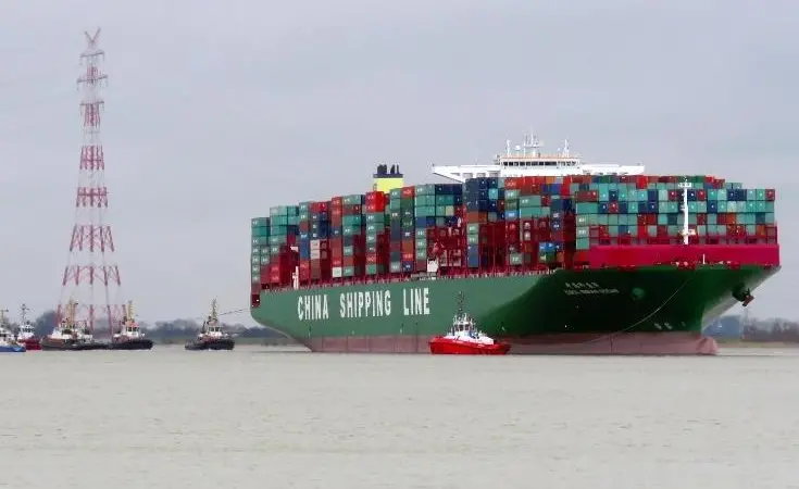 Tugs in attendance at the stranded 'CSCL Indian Ocean' (Photo: HHM-Hasenpusch)